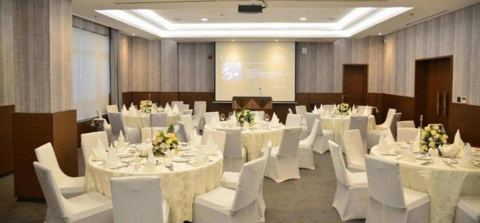 Room In Lodge - The Envoy Hotel And Suites Abuja Exterior photo